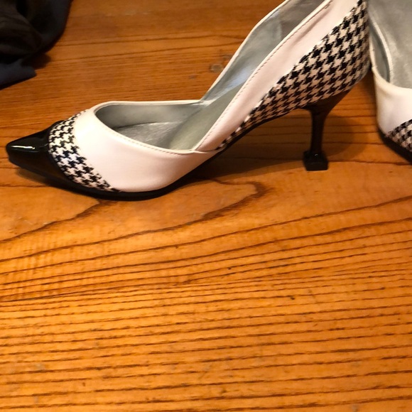 Black and white heels - Picture 3 of 4